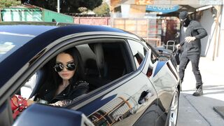 Парень наказывает телку за то, что взяла его машину и интенсивно ее отжаривает