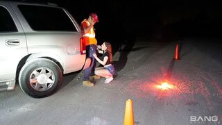 Блондинка делает минет и ебется в киску с мужиком на улице